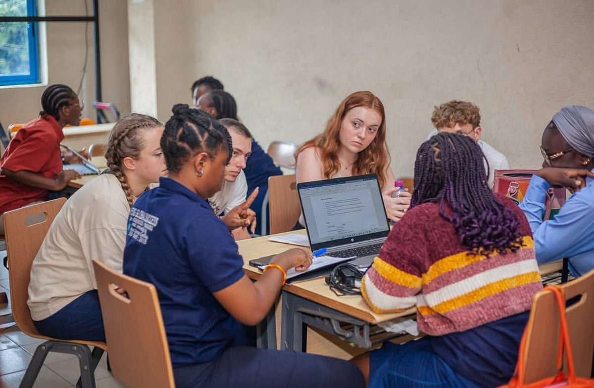 Étudiants internationaux et de l'ESIG en projet commun sur le campus de Lomé